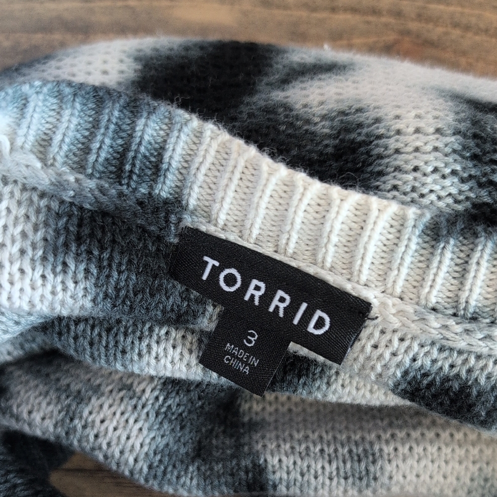 Torrid Lightweight Plus Size V-Neck Sweater 3                           C448 - Picture 6 of 7